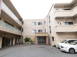 広々とした入り口と駐車場