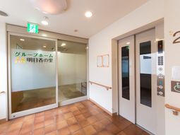 明るい廊下とエレベータ