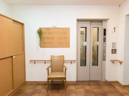 廊下とエレベーターの一角