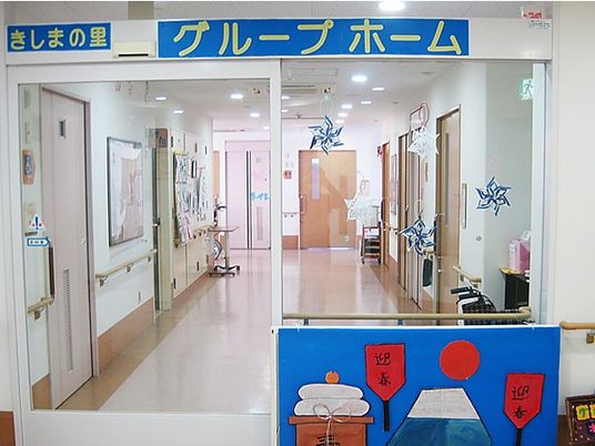 明るい廊下の出入口  