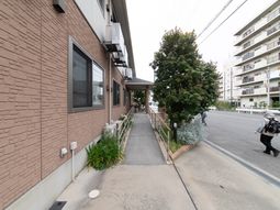 茶色の建物と歩道
