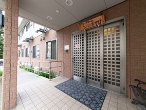 エントランスのきれいな外観