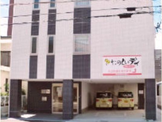 白と黒の外観の建物