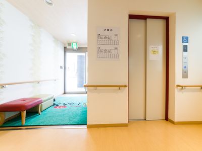 明るい廊下とエレベーター