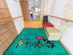 エントランスの明るい空間