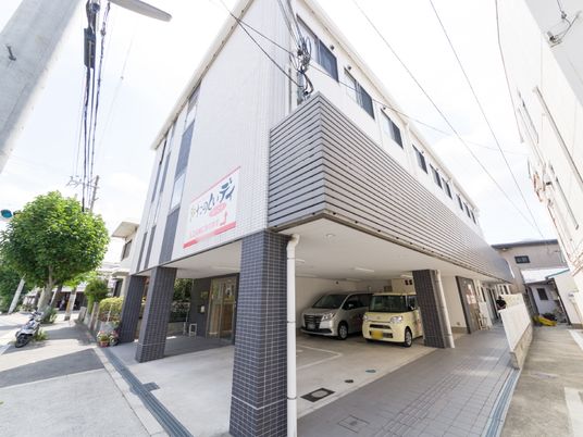 外観の白い建物