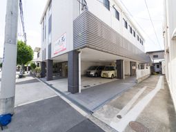 明るい立地のエントランス