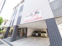 明るい外観の建物