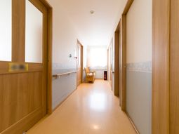 明るく清潔な廊下