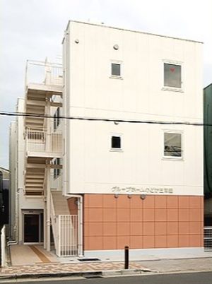 白い建物の外観と階段