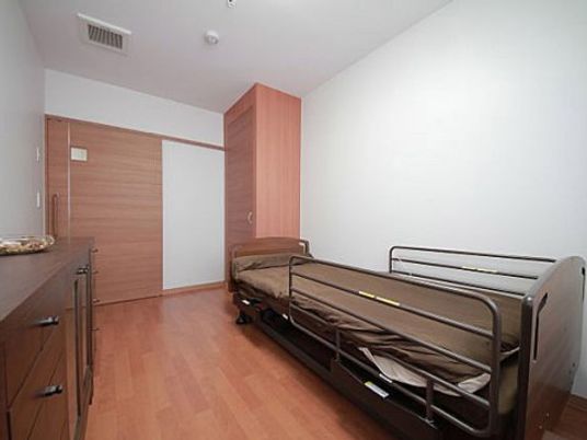 シンプルな居室の様子