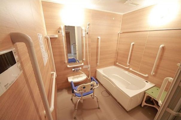 手すり付き明るい浴室