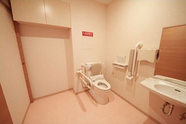 バリアフリー設計のトイレ
