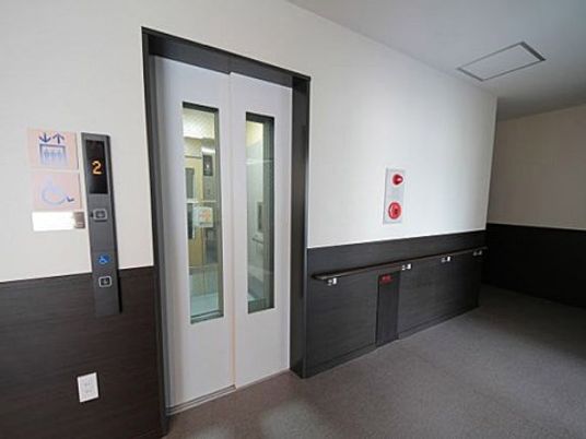 モダンなデザインのエレベーター前