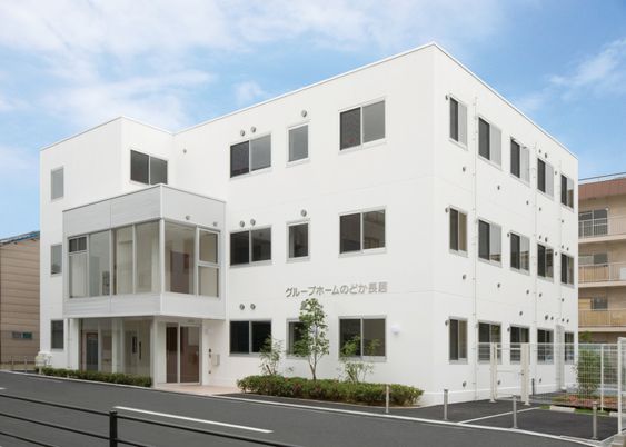 明るい外観の建物