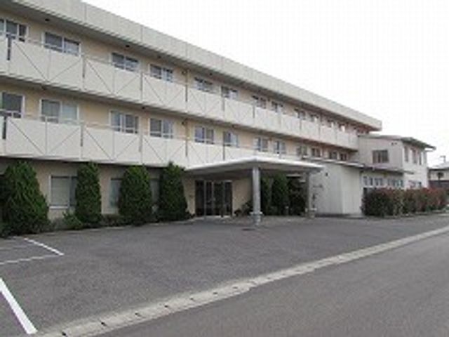 施設の外観です 外観   落ち着いた色合いの建物で、前面に広い駐車スペースがあります。出入口には屋根があり、雨の日でも移動しやすそうです。