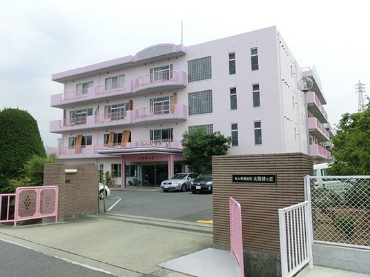明るい外観の建物