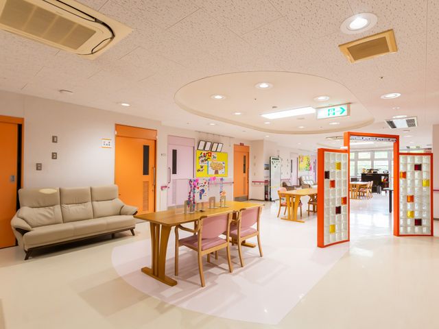 ゆったり過ごせる居室 共有スペース 広々とした居室では、ソファに座ったり、テーブルでくつろいだりすることができ、居心地の良さが感じられます。