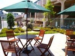 中庭の木製テーブルセット