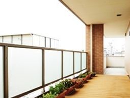 明るい木目調のバルコニー