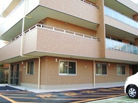 明るい施設のエントランス