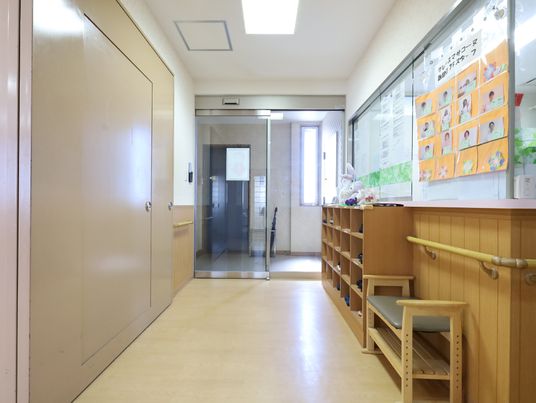 廊下と掲示物の清潔感