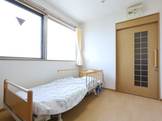 明るい個室の居室