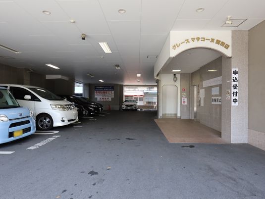 駐車場とエントランス通路