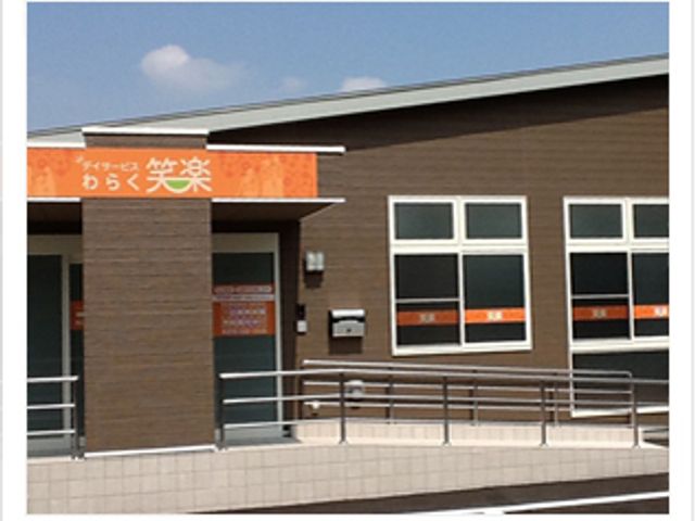 外観の明るい施設 明るく開放感のある入口は、訪れるすべての人に安心感を提供しています。バリアフリー設計で、どなたでも快適にご利用いただけます。