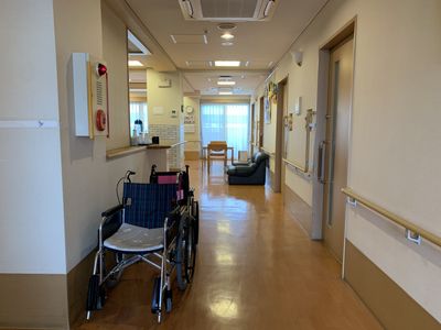 明るい廊下の風景