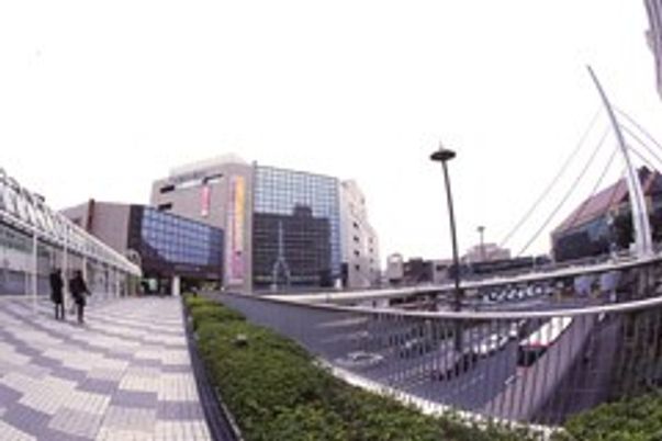 歩道と施設の外観