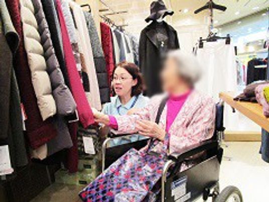 親切な介護士と買い物