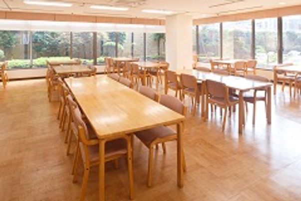 自然光が入る食堂