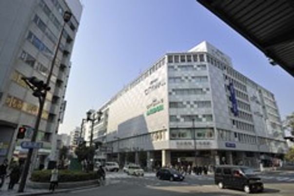 大きなビルの外観
