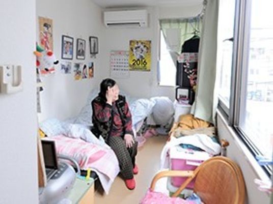 個室に座る女性