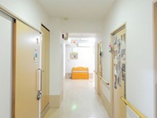 明るく清潔な廊下