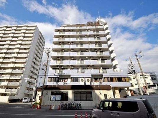 白い建物の外観