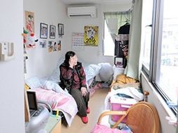 居室にいる一人の女性