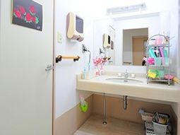 清潔な洗面台と鏡