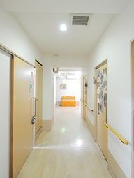 明るい通路と掲示物