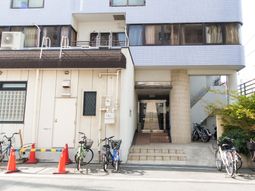 都市型の建物エントランス