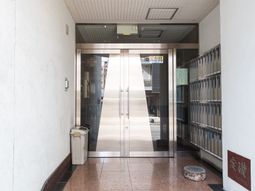 清潔感あるエントランス