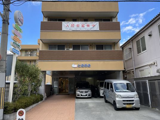 開放感あるエントランスの外観