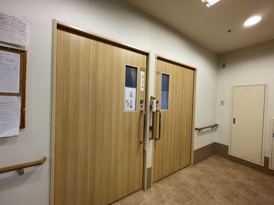 個室の入口と廊下