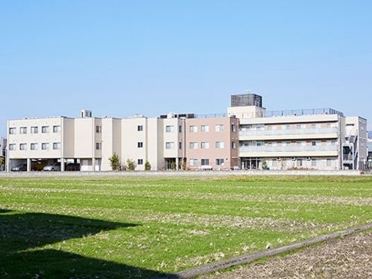 施設の外観と広い芝生  