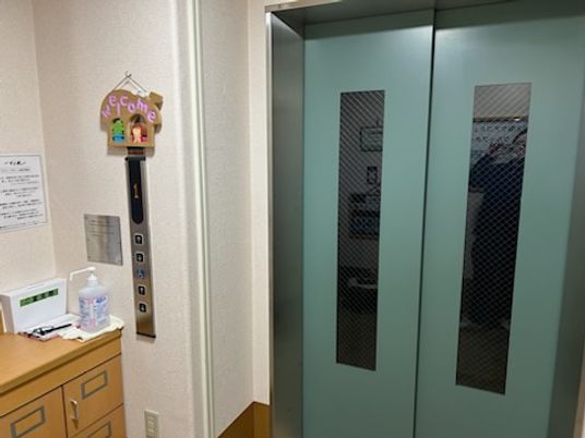 エレベーターと郵便受け