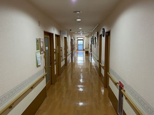 整った施設の廊下