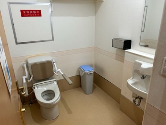 バリアフリー設計のトイレ