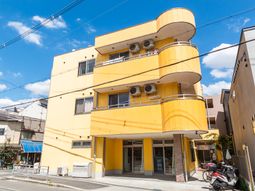 黄色い建物の外観