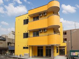 黄色い建物の外観